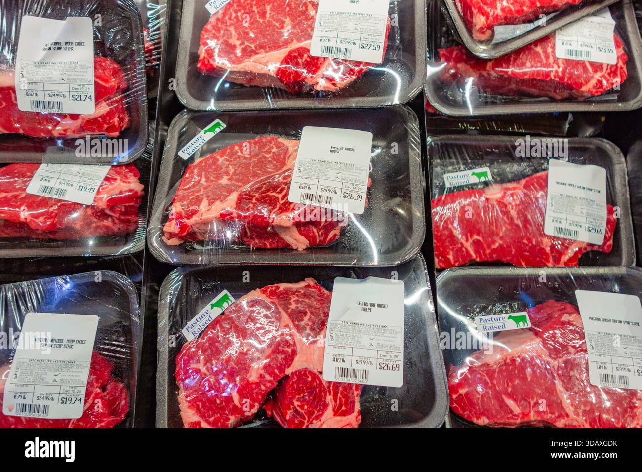 Verschiedene Fleisch- oder Rindfleischstücke werden im Lebensmittelgeschäft und Supermarkt-Kühlkoffer ausgestellt. Stockfoto