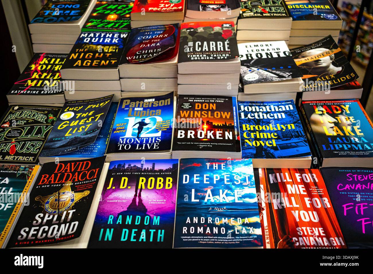 Taschenbuch-Thriller-Bücher zum Verkauf an einem Flughafen, Flughafenromane in einem Buchladen, Genre-Fiktion an einem Flughafen-Zeitungskiosk Stockfoto