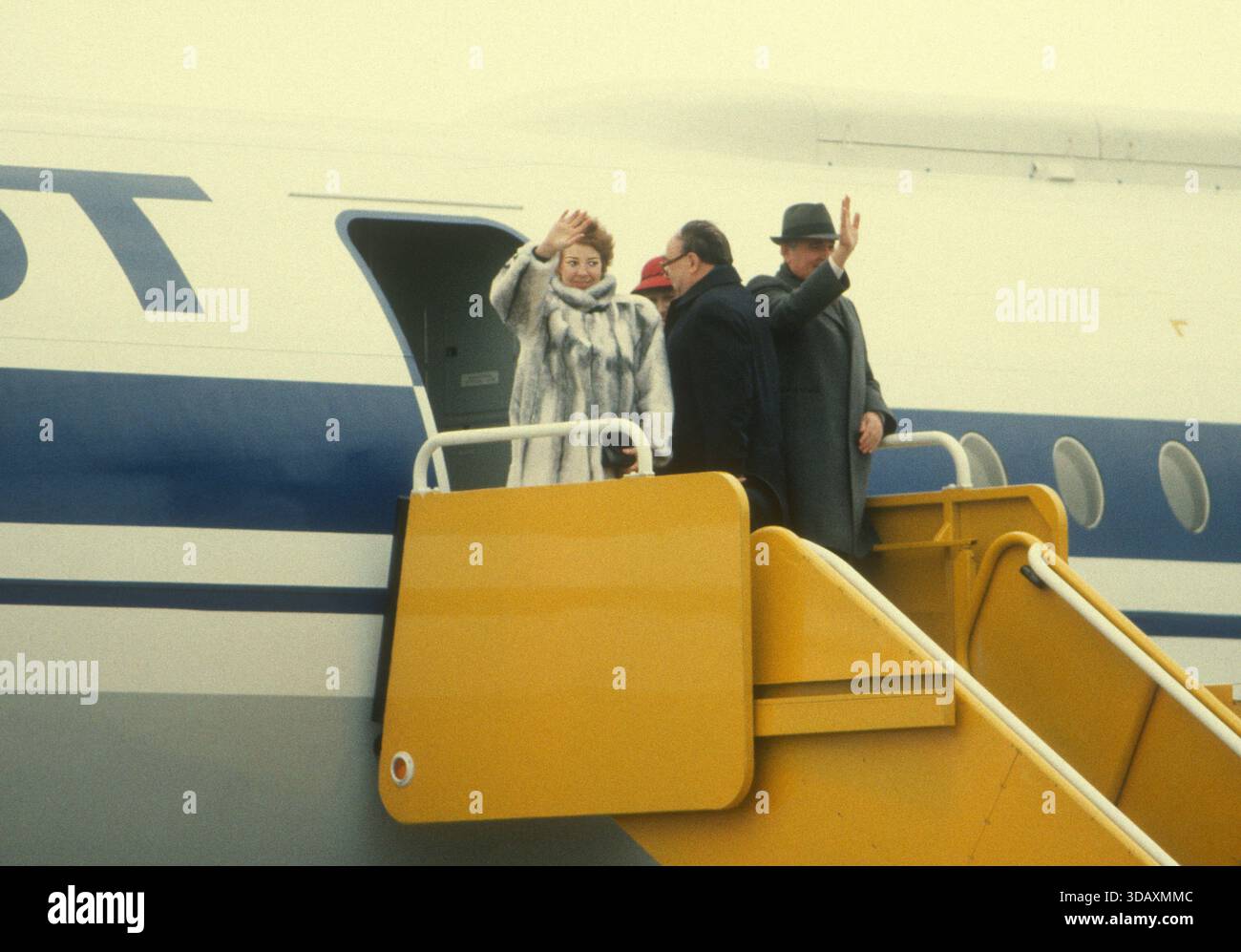 Der sowjetische Führer Michail Gorbatschow und Raisa Gorbatschow treffen auf der RAF-Basis Brize Norton ein, um die britische Premierministerin Margaret Thatcher zu treffen. Dezember 1987 Stockfoto