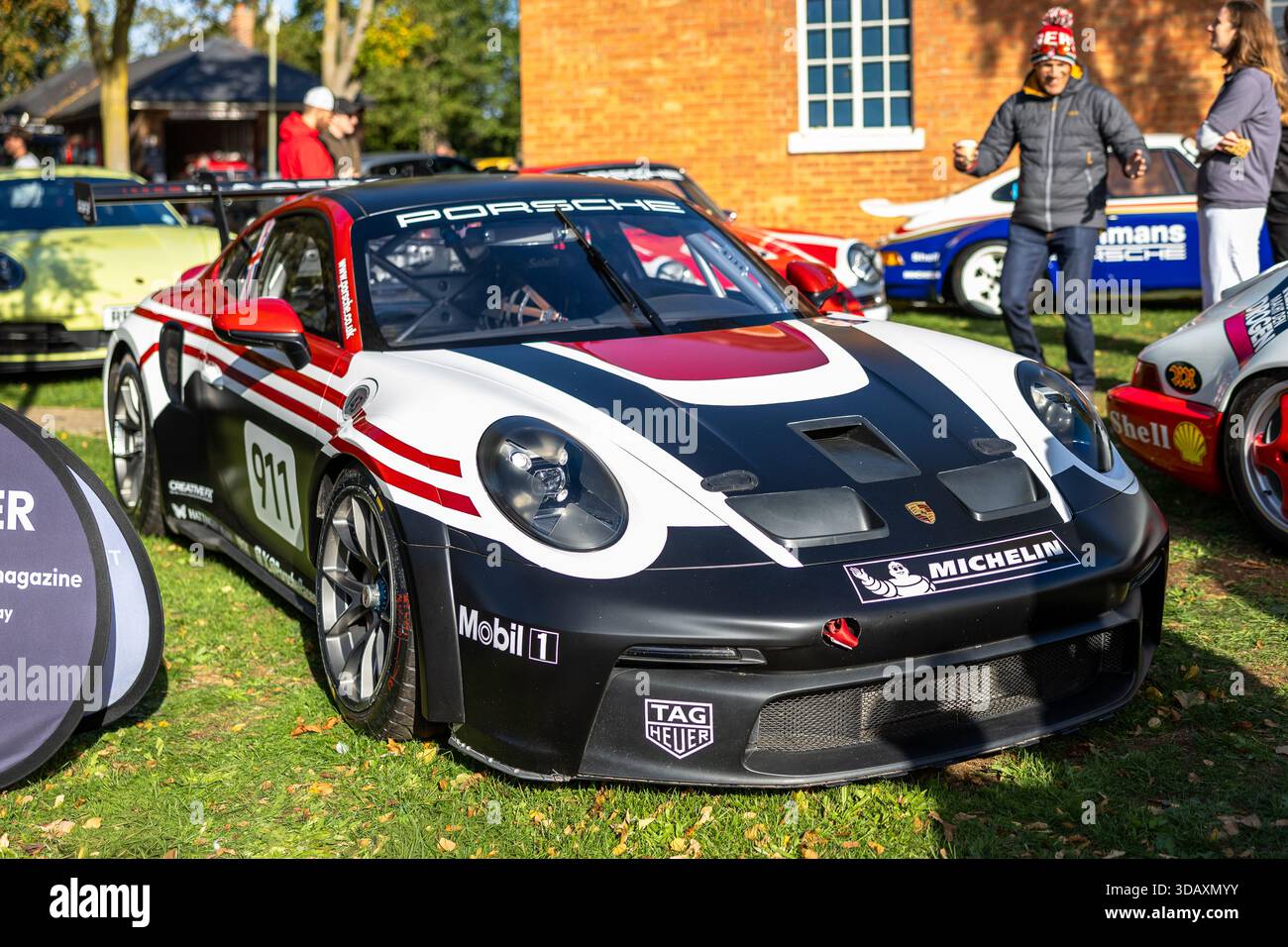 Porsche 911 GT3 Cup, ausgestellt auf der Bicester Motion Assembly am 30. November 2025. Stockfoto