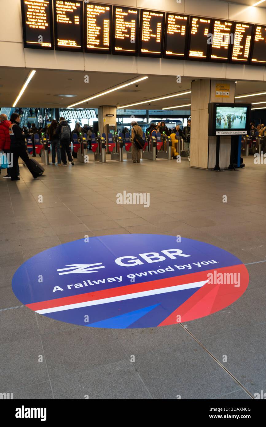LEEDS, GROSSBRITANNIEN - 12. DEZEMBER 2025. Ein GBR-Aufkleber auf dem Boden des Bahnhofs von Leeds, auf dem das renationalisierte Eisenbahnunternehmen GBR Rail der britischen Regierung gewarnt wird Stockfoto