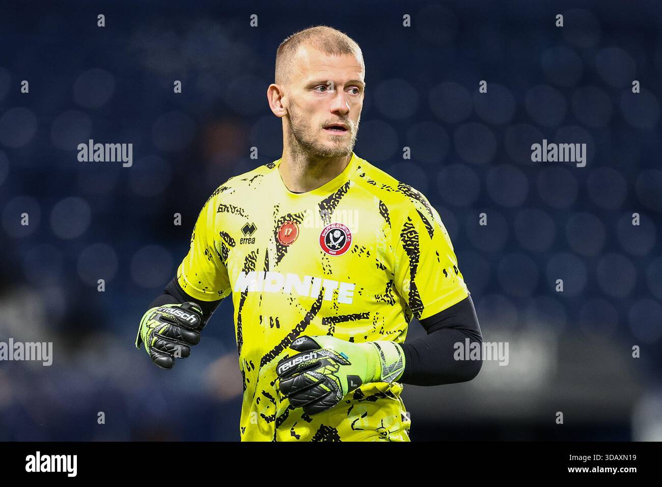 17. Adam Davies aus Sheffield United kam am Freitag, den 12. Dezember 2025, beim warm Up während des Sky Bet Championship-Spiels zwischen West Bromwich Albion und Sheffield United in den Hawthorns in West Bromwich zusammen. (Foto: Stuart Leggett | MI News) Credit: MI News & Sport /Alamy Live News Stockfoto