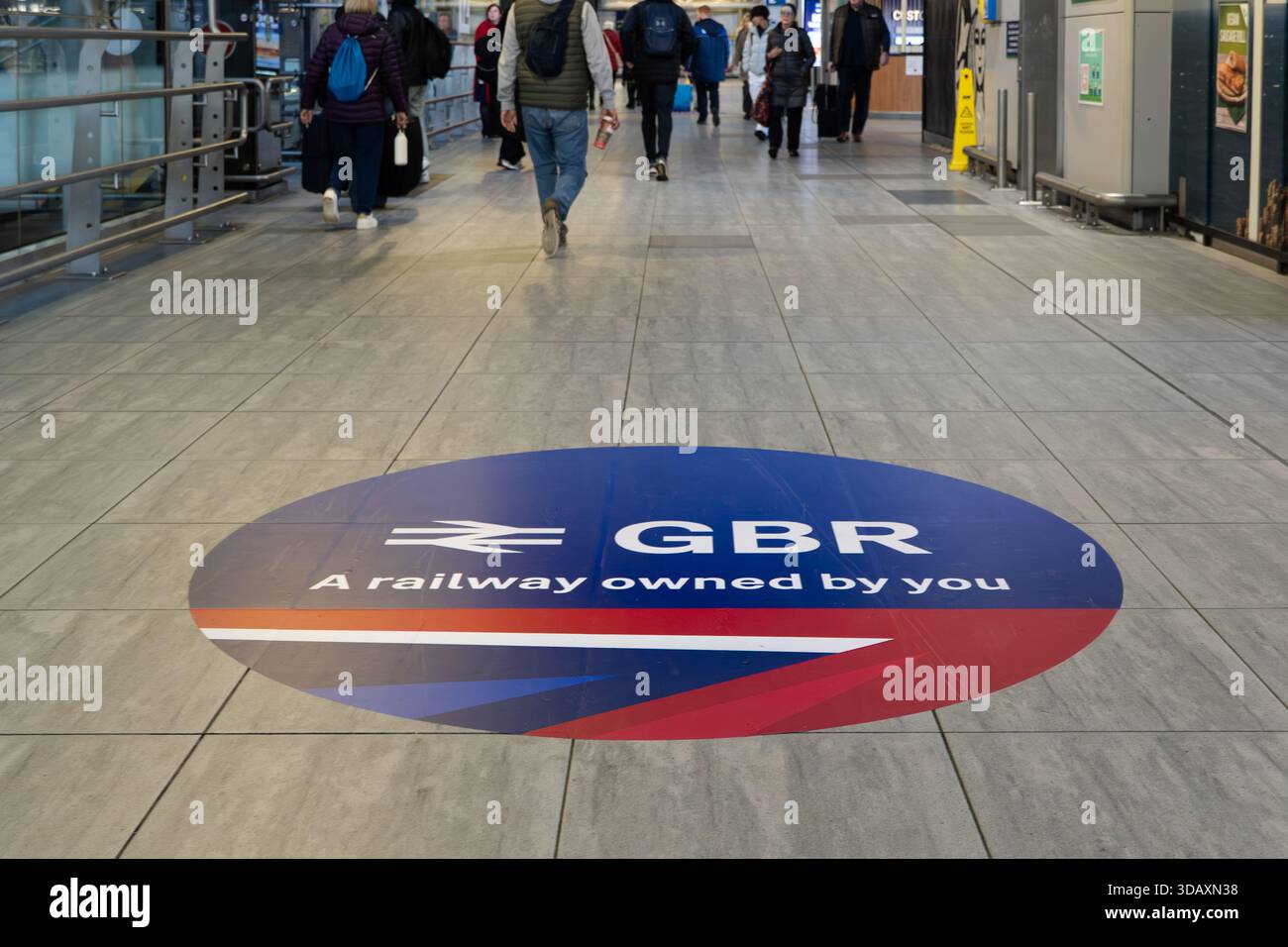 LEEDS, GROSSBRITANNIEN - 12. DEZEMBER 2025. Ein GBR-Aufkleber auf dem Boden des Bahnhofs von Leeds, auf dem das renationalisierte Eisenbahnunternehmen GBR Rail der britischen Regierung gewarnt wird Stockfoto