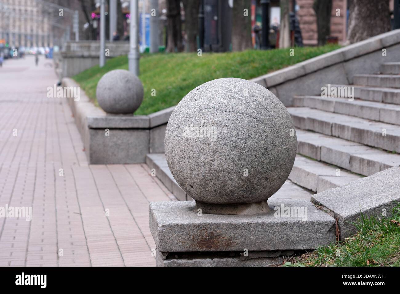 Polierte Steinkugeln verleihen dem Treppenhaus in einer ruhigen Stadtparkszene Charme. Kiew, Ukraine. Dezember 2025. Stockfoto
