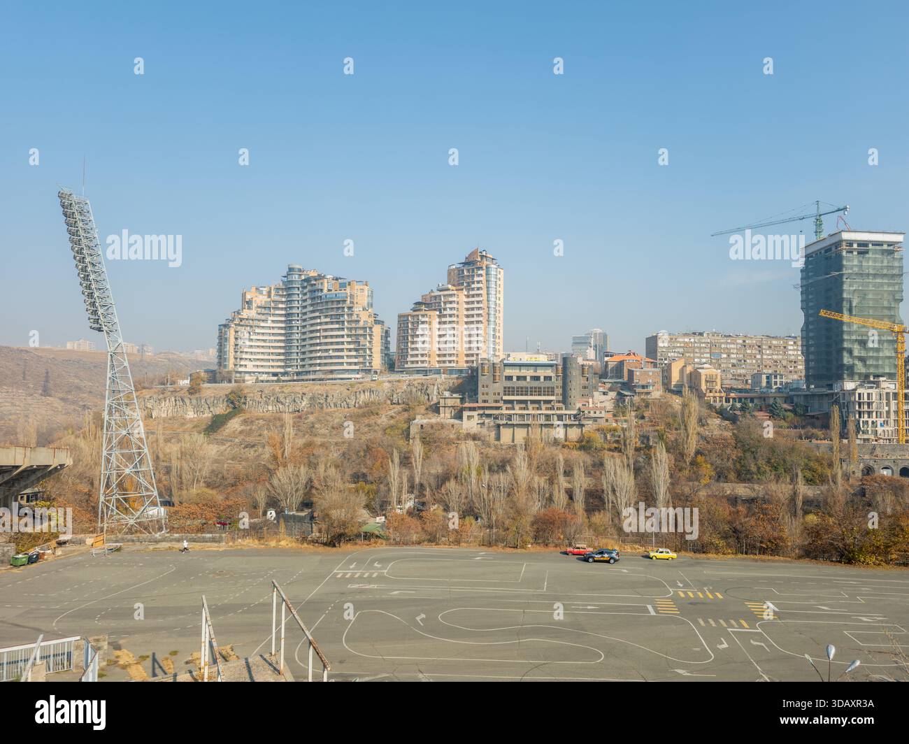 Jerewan Armenien 10.25.2025. Eine Skyline der Stadt mit einem großen Stadion im Hintergrund. Das Stadion ist leer und die Stadt ist ruhig Stockfoto