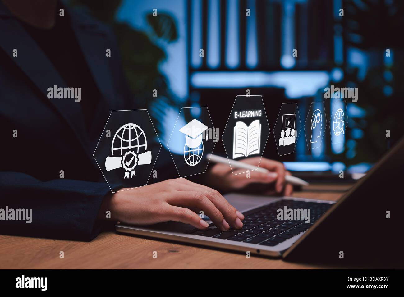 Online-Bildung und e-Learning-Technologie-Konzept. Person, die ein Notebook mit Symbolen wie Abschlussabschluss, digitales Zertifikat, Lerninnovation für Global nutzt Stockfoto