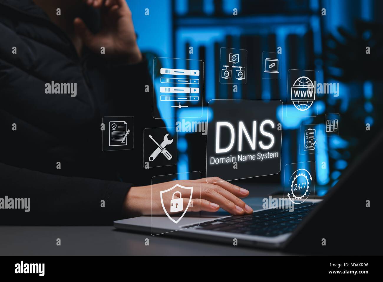DNS Domain Name System Technologiekonzept. Person, die an einem Laptop arbeitet, mit Symbolen für Domain Name System Management, Cybersicherheit, IT-Support, Stockfoto