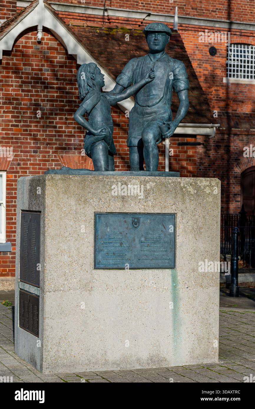 Die Mudlarks-Statue von Michael Peacock am Hard, Portsmouth Harbour, Hampshire, Großbritannien Stockfoto