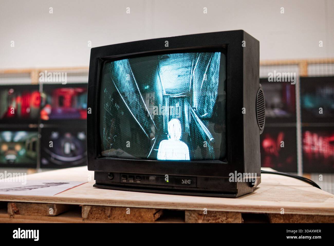 Der CRT-Monitor zeigt ein Videokunststück am „Handle with Care“ (mit Vorsicht handhaben). 23“-Ausstellung in der Akademie der Bildenden Künste in Warschau. Stockfoto