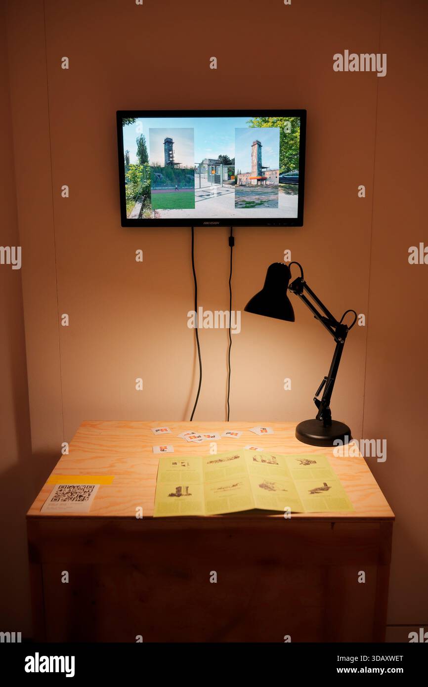 Videoinstallation mit gedruckten Materialien auf einem Holztisch während des „Handle with Care. Bevorstehende 23-Zoll-Ausstellung. Stockfoto