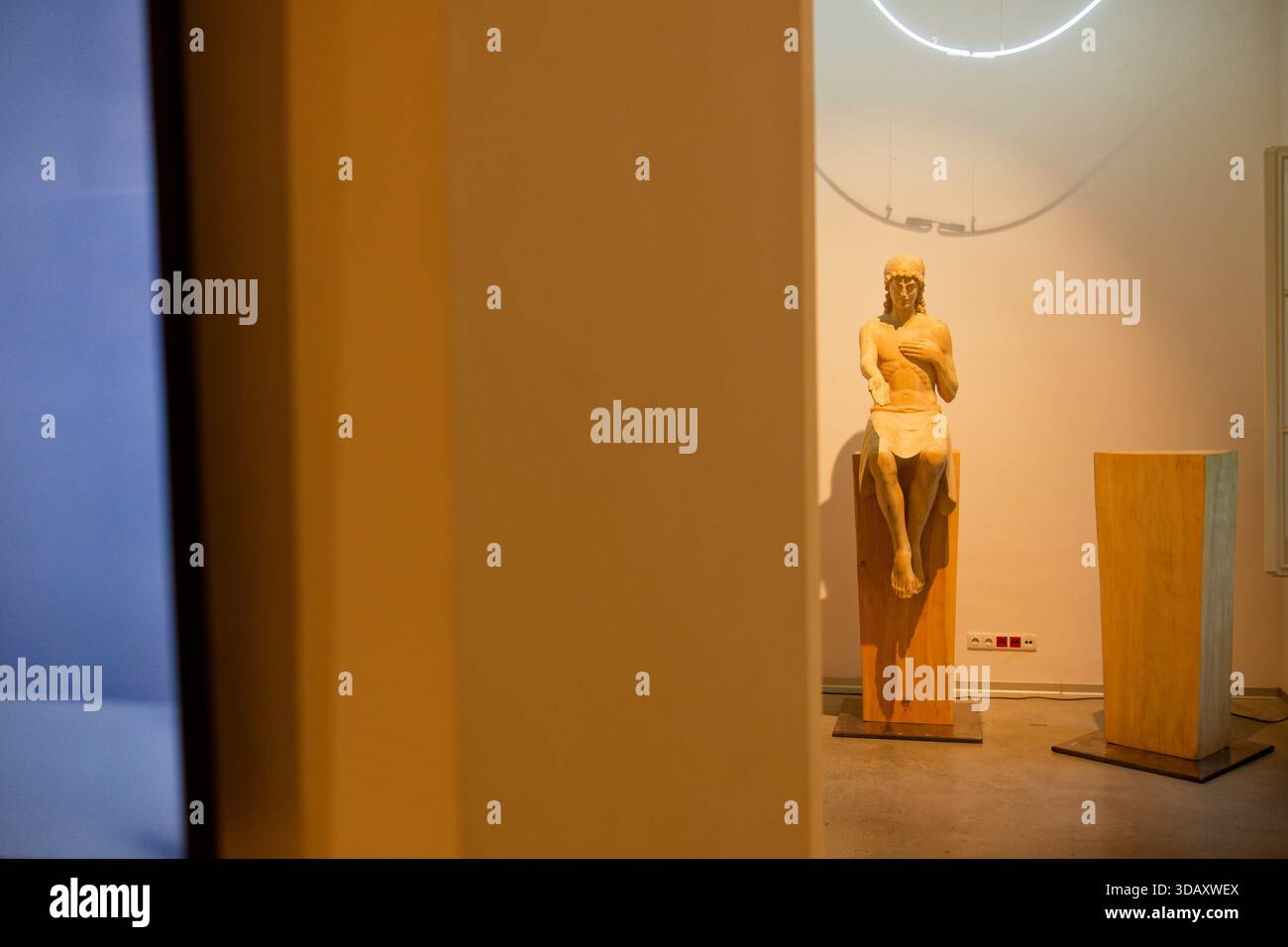 Figurative Skulptur in einem sanft beleuchteten Galerieraum der Akademie der Bildenden Künste „Handle with Care“. Bevorstehende 23-Zoll-Ausstellung. Stockfoto