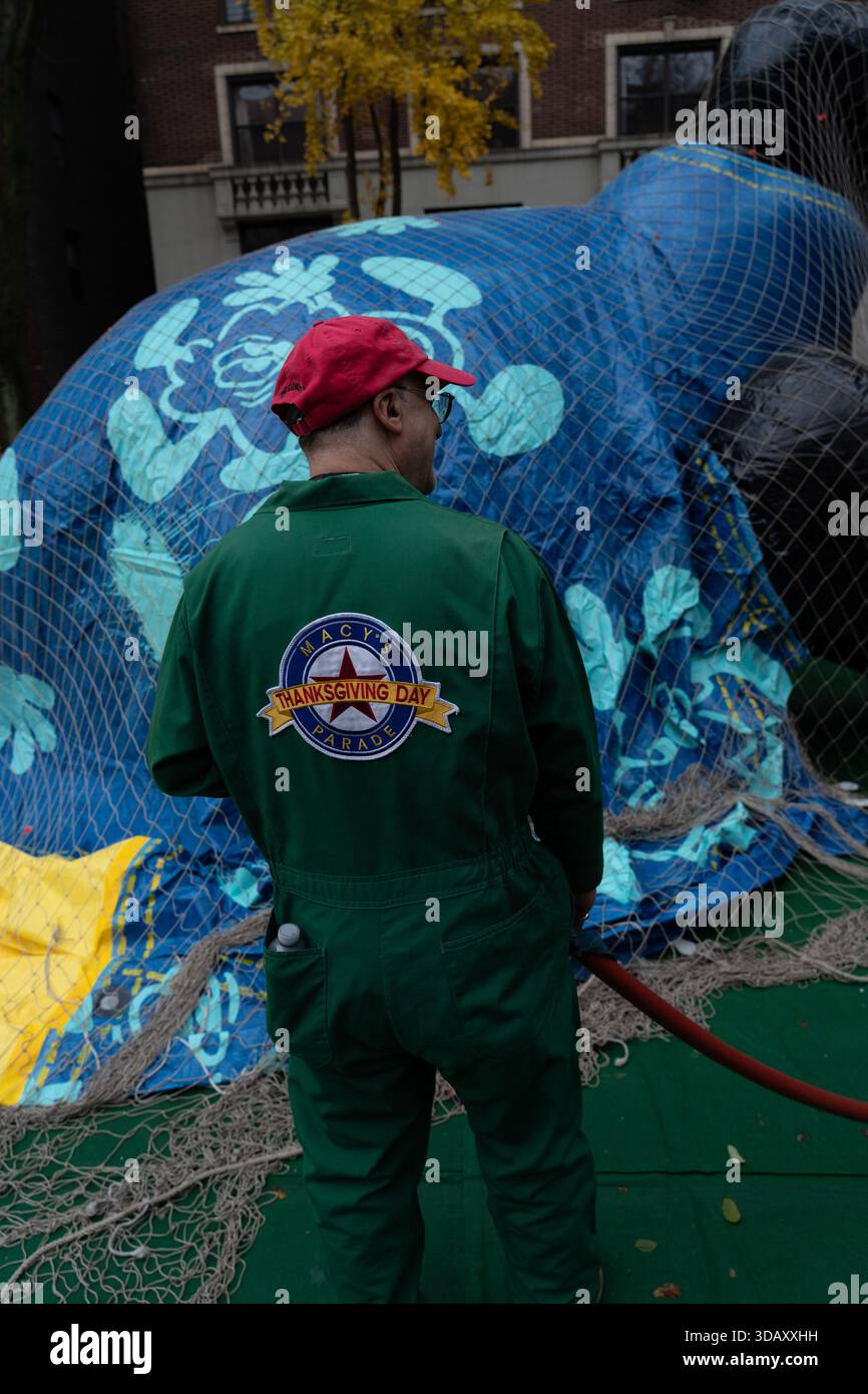 Macy's Arbeiter blasen die großen Ballons der Zeichentrickfiguren auf, die bei der jährlichen Macy's Thanksgiving Day Parade in New York City stattfinden werden. Stockfoto