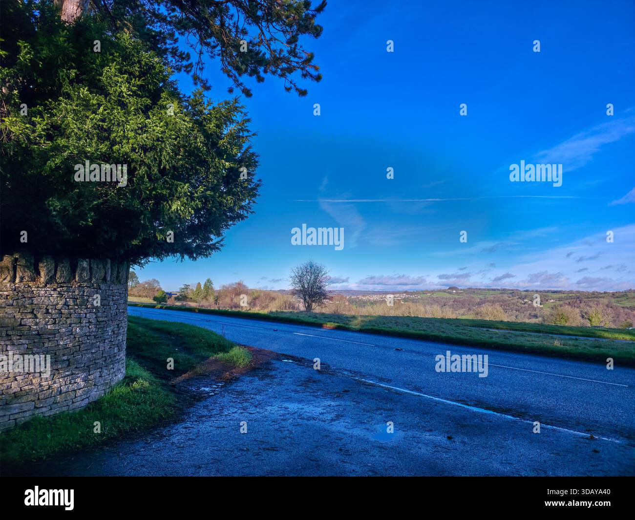 #, Titel 1, Ruhige Country Lane Stone Wall 2, Cotswolds Rural Road View 3, Evergreen Top Dry Stone Wall 4, Friedliche Englische Landstraße 5, Verwinkelte Ro Stockfoto