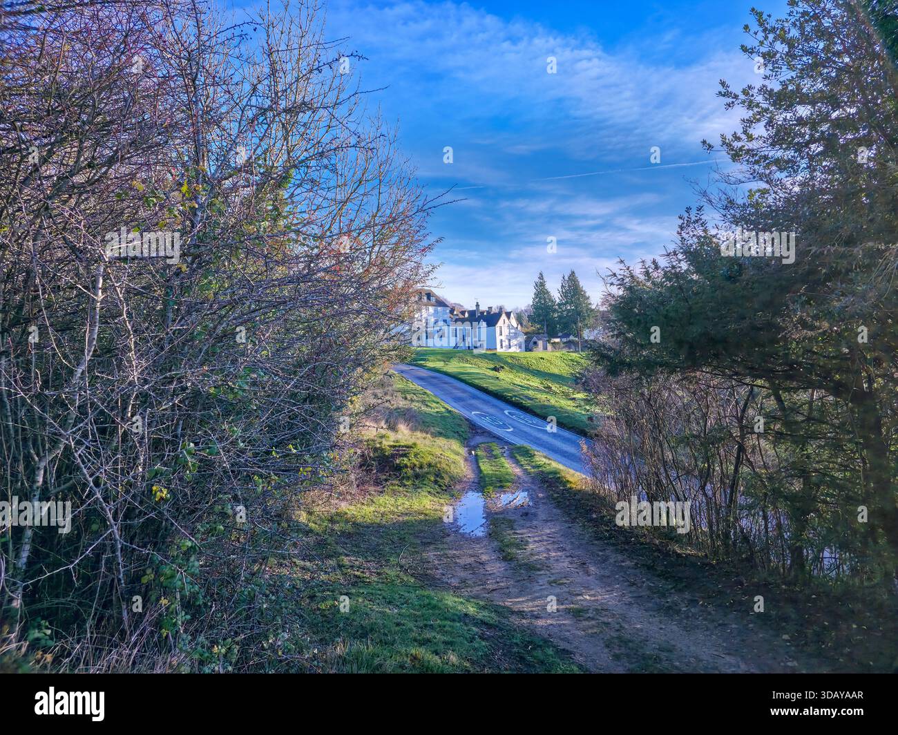 Schlammiger ländlicher Pfad, der zum Landhaus in Cotswolds führt Stockfoto