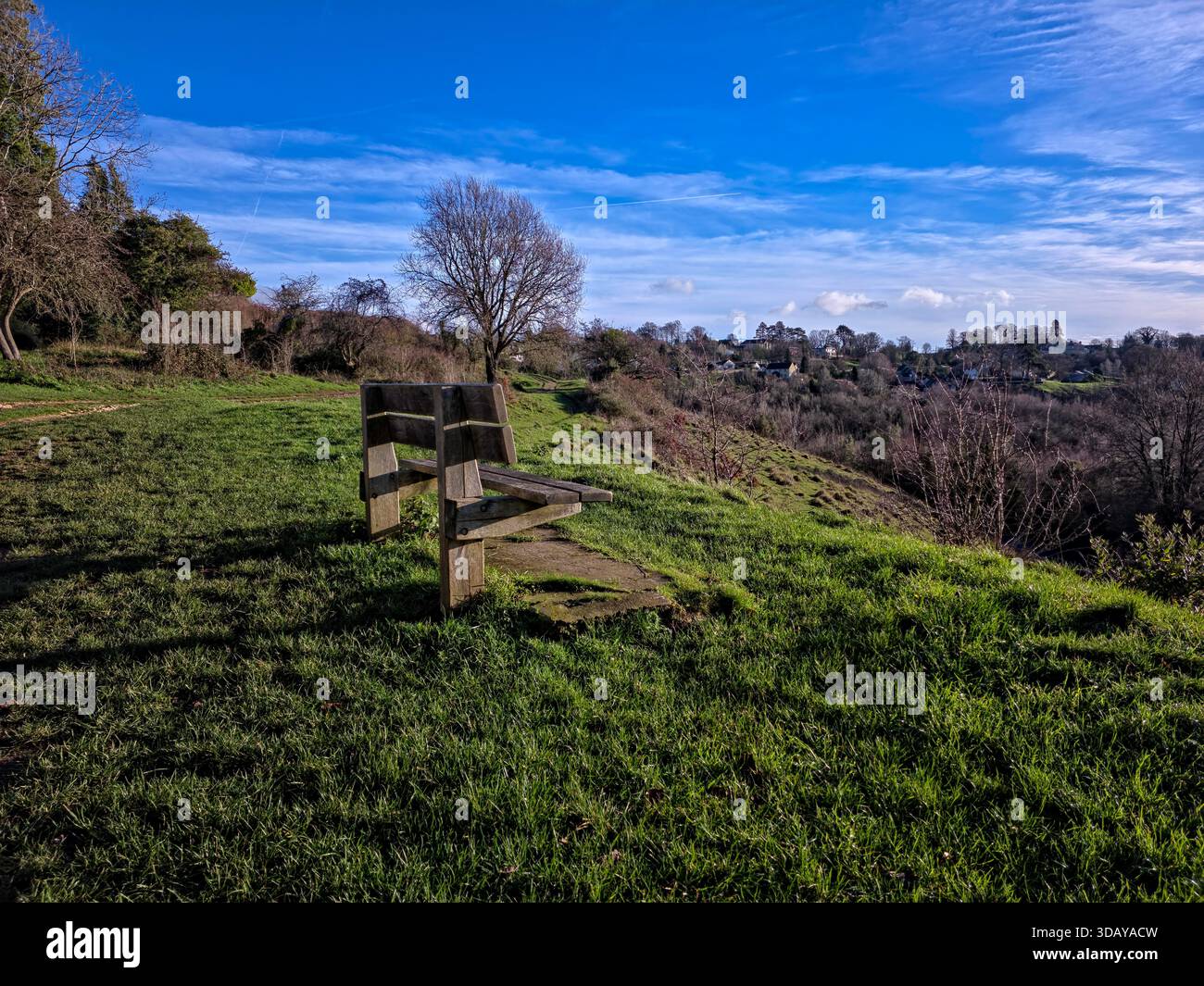 Zwei Holzbänke mit Blick auf das Tal in der friedlichen Landschaft von Cotswolds Stockfoto