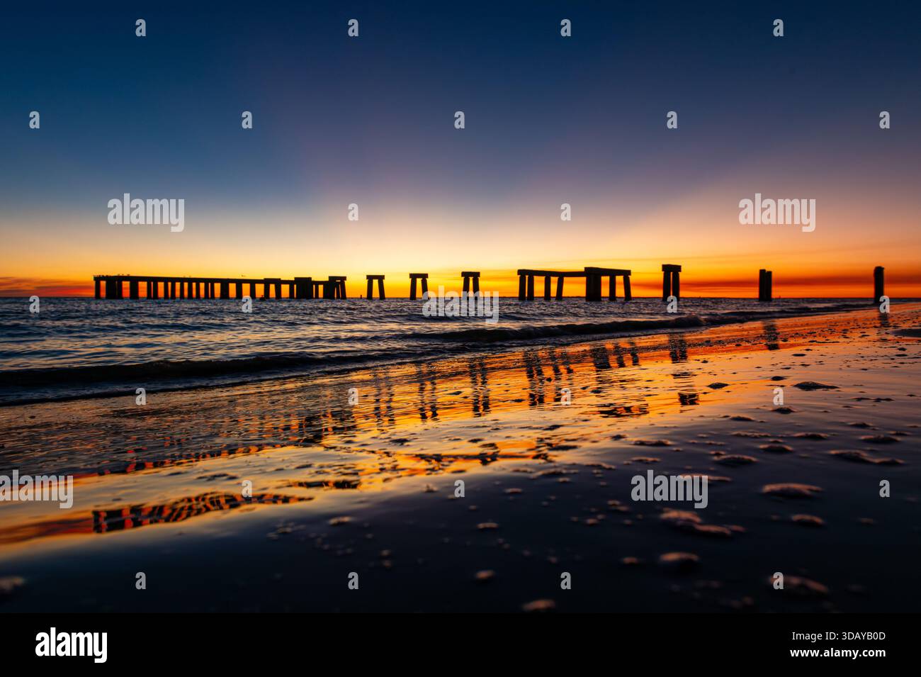 Farbenfroher Sonnenuntergang über dem alten Pier von Fort Myers's Beach, Florida Stockfoto