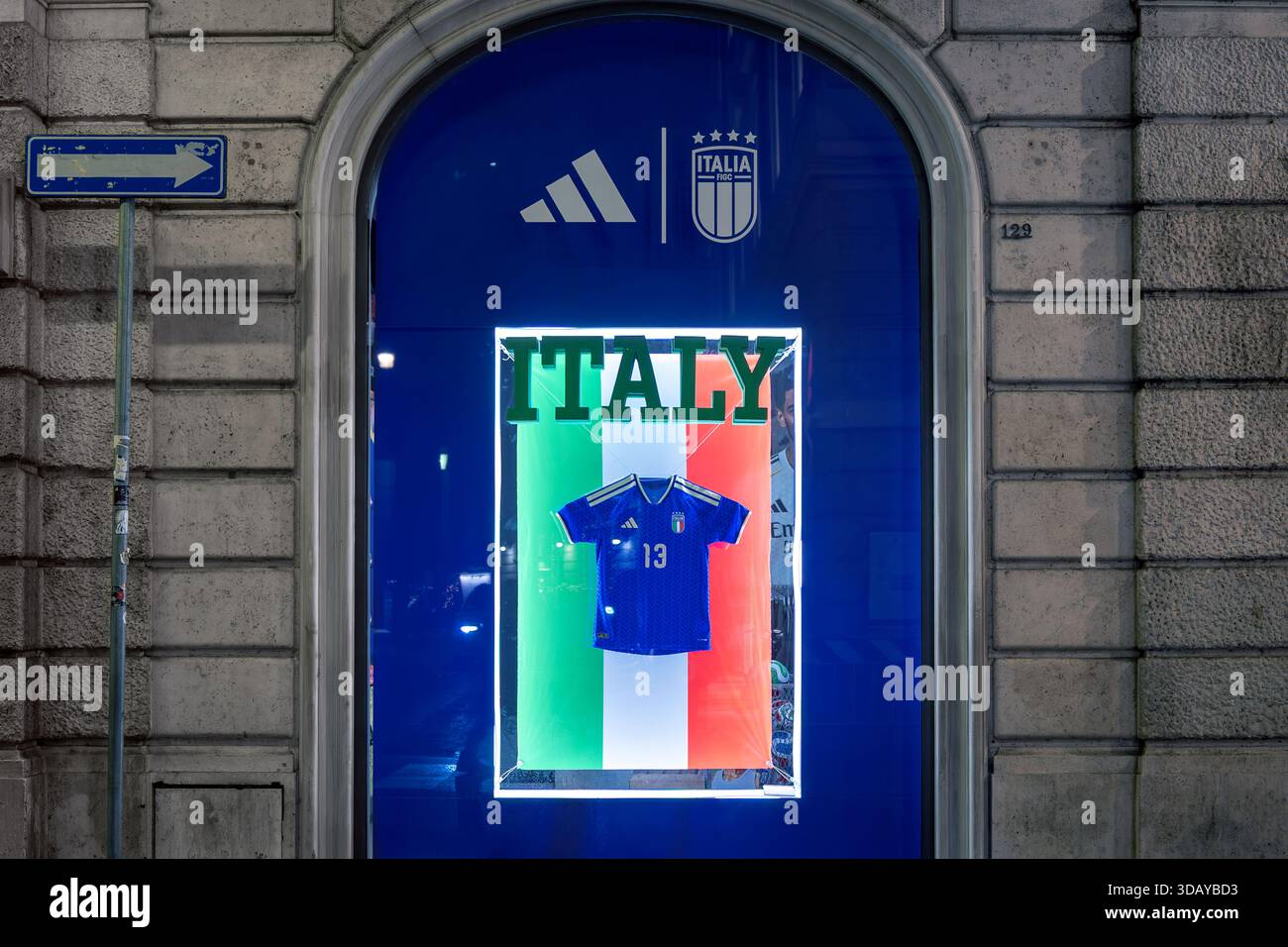 Rom, Italien - 8. Dezember 2025: Ein Schaufenster zeigt das Trikot der italienischen Fußballnationalmannschaft von Adidas. Stockfoto