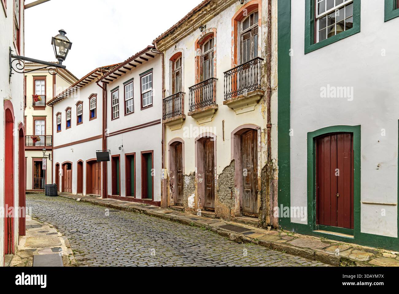 Schlendern Sie durch die Kolonialhäuser der historischen Stadt Ouro Preto, Ouro Preto, Minas Gerais, Brasilien Stockfoto