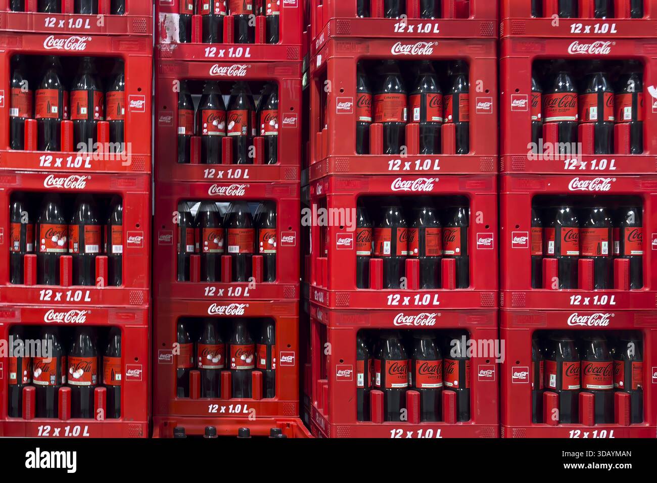 1-Liter-Flaschen zuckerhaltiges Erfrischungsgetränk Coca Cola, Deutschland Stockfoto