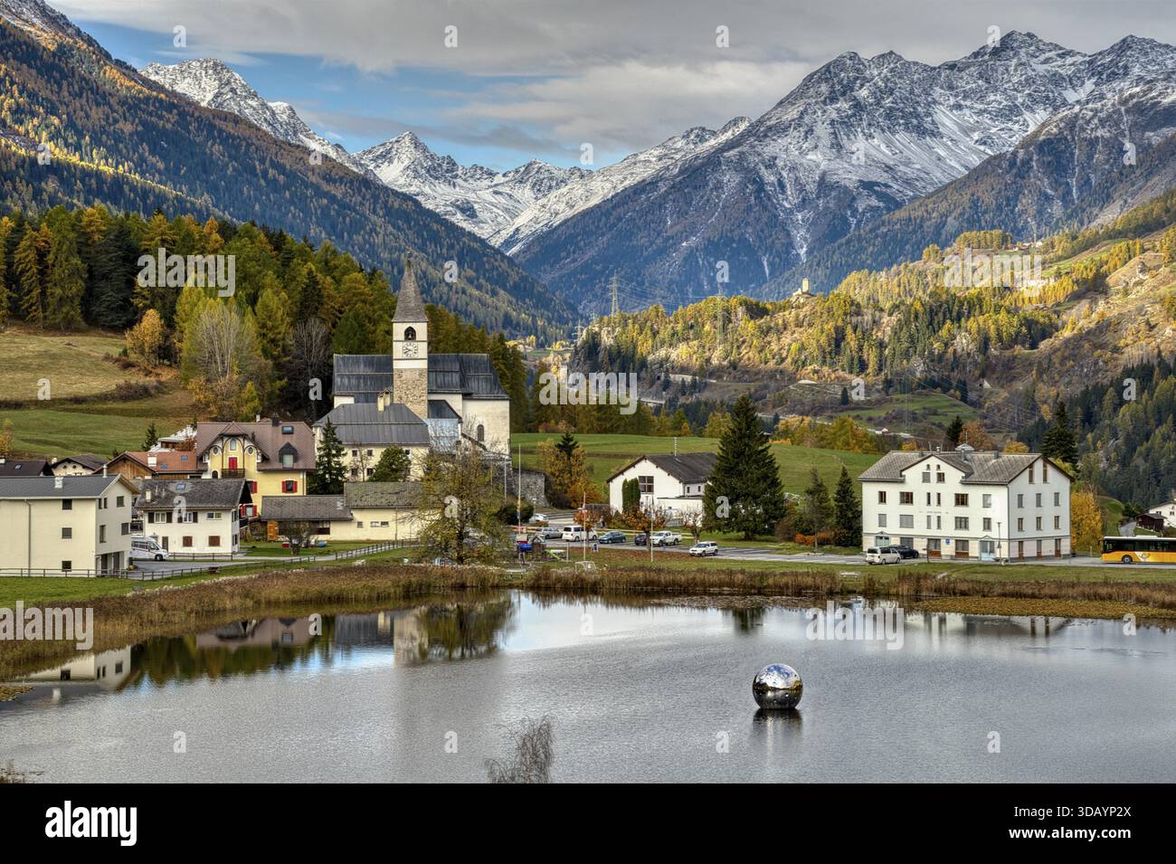 Beleuchtungsserie, Dorf und See Tarasp, Eisenkugel im See, Berglandschaft und Bergwald, schöne Reflexion im Bergsee, Aussicht o Stockfoto