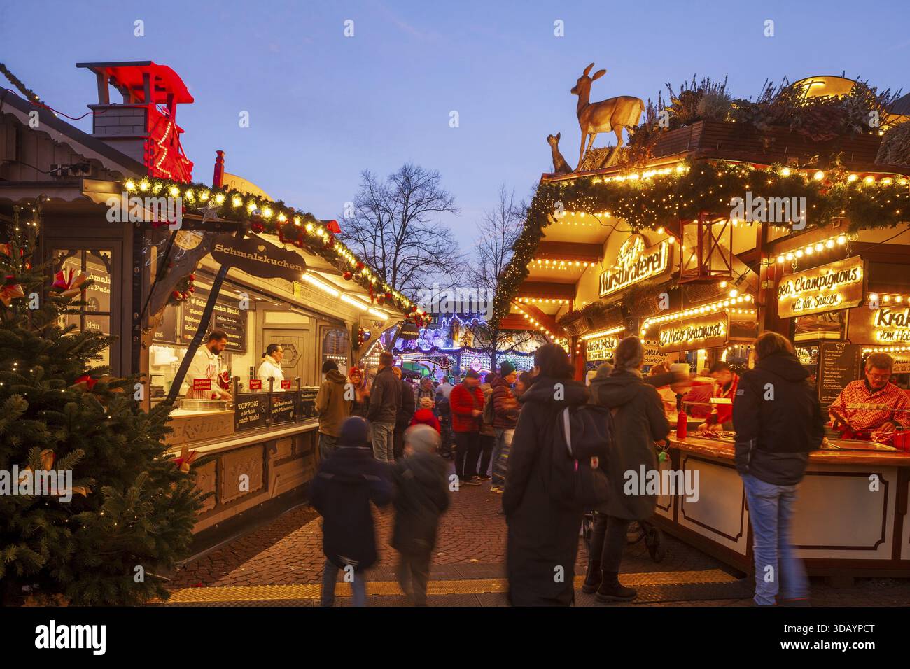 Verkaufsstände auf dem Bremer Weihnachtsmarkt in der Abenddämmerung, Bremen, Deutschland Stockfoto