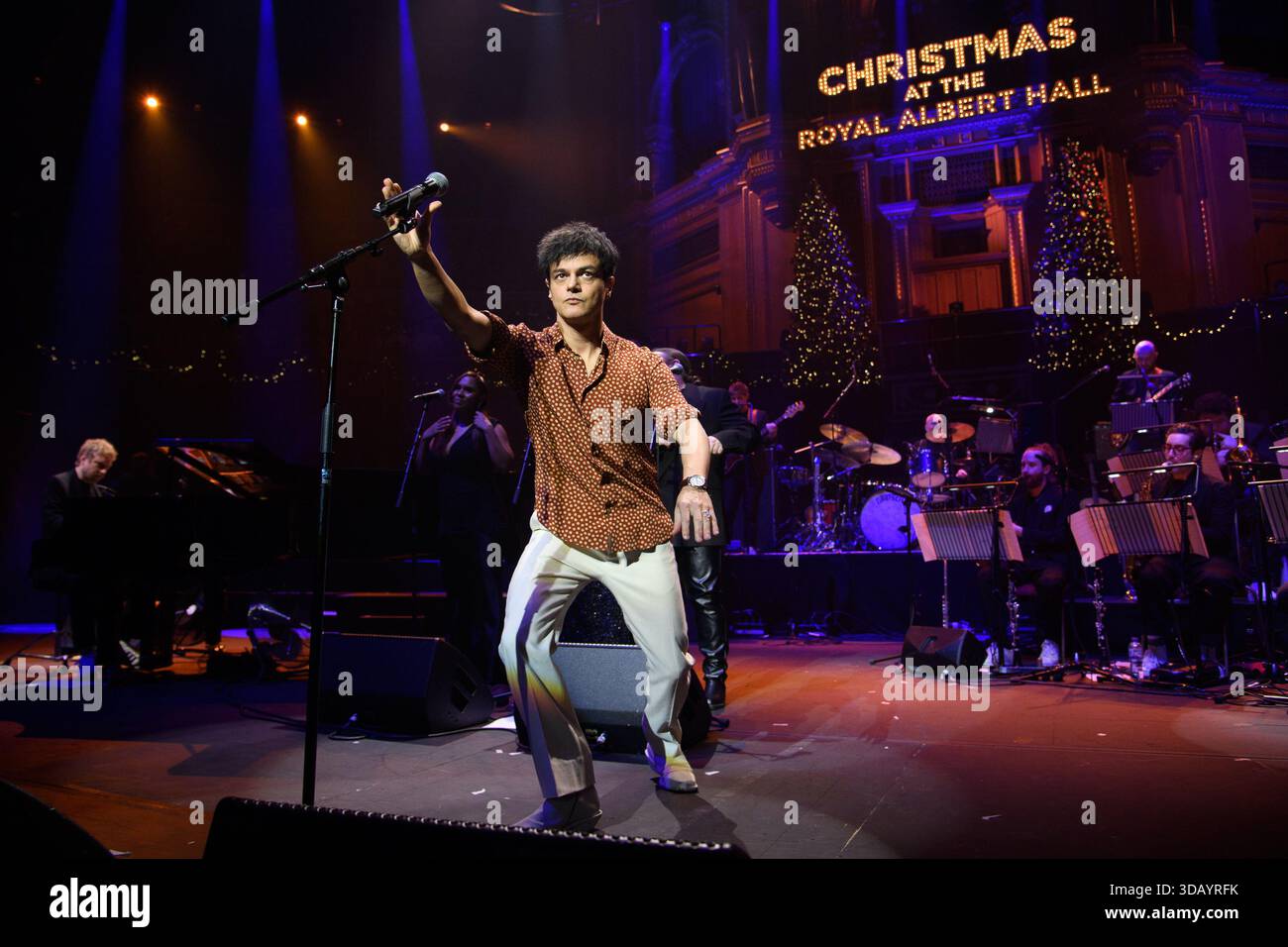 London, Großbritannien. Dezember 2025. Jamie Cullum tritt mit einer Big Band für seine Show „The Pianoman at Christmas“ in der Royal Albert Hall auf. Quelle: Justin Ng/Alamy Live News Stockfoto