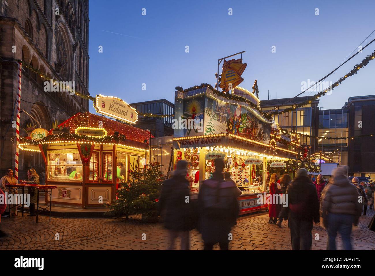 Verkaufsstände auf dem Bremer Weihnachtsmarkt in der Abenddämmerung, Bremen, Deutschland Stockfoto