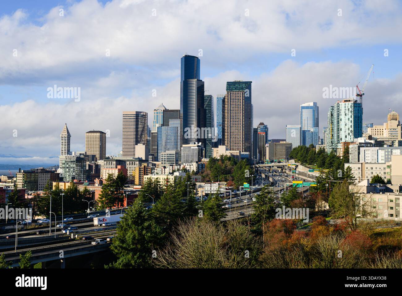 Seattle - 7. Dezember 2025; Seattle Central Business District mit Wolkenkratzern erhebt sich über der Interstate 5 Stockfoto