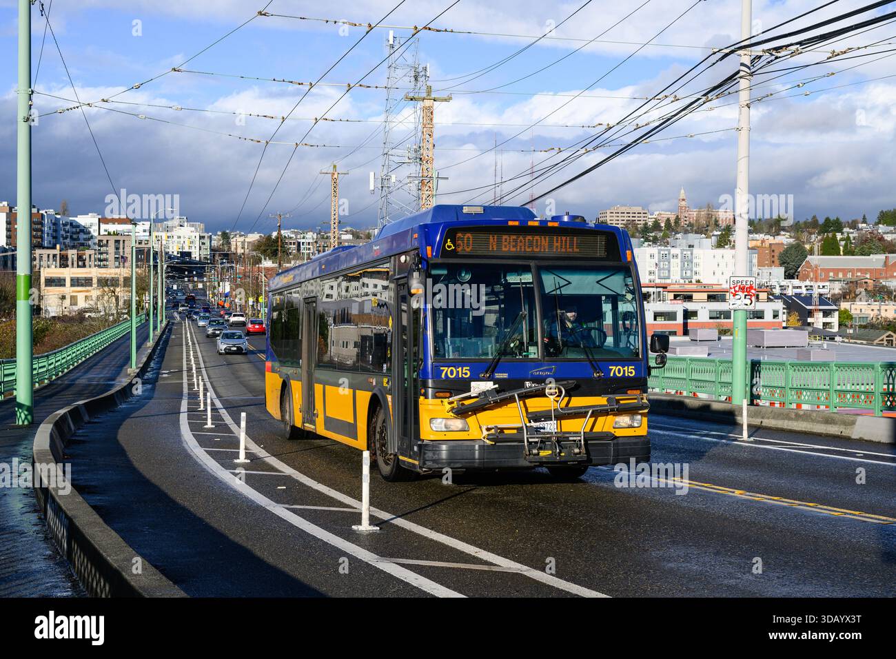 Seattle - 7. Dezember 2025; King County Metro Hybrid-Elektrobus auf der Dr Jose P Rizal Bridge in Seattle Stockfoto