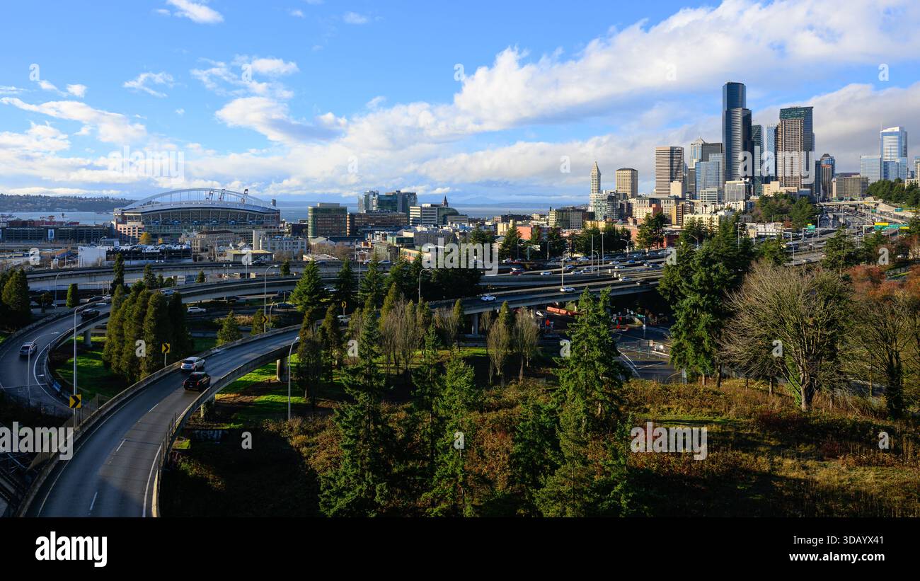Seattle - 7. Dezember 2025; zentrales Geschäftsviertel von Seattle und Lumen Field mit Wolkenkratzern über der Interstate 5 Stockfoto