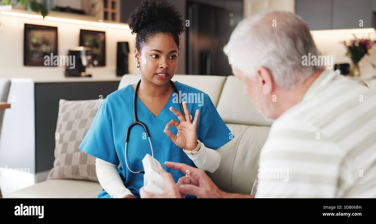 Dosierung, erklären oder Medizin mit Krankenschwester und alter Mann auf Sofa im Wohnzimmer des Hauses für die Gesundheitsversorgung. Behälter, Handgesten oder Pillen-Organizer mit Stockfoto