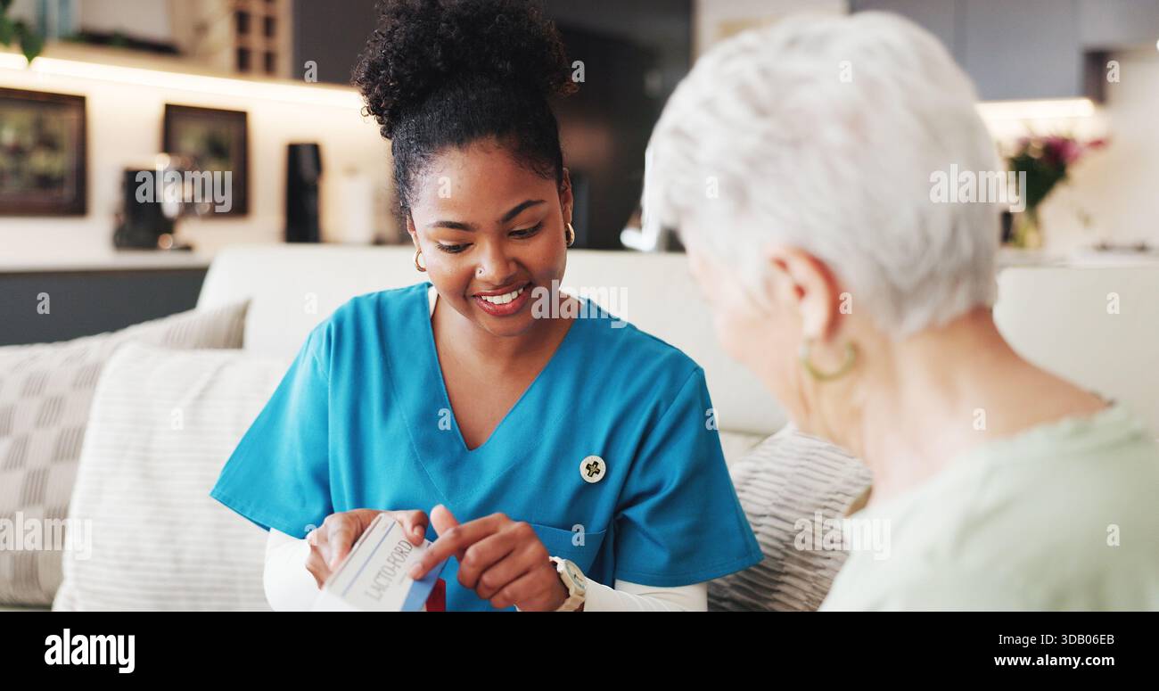 Pflegekraft, Lächeln und Medizin mit Seniorin zur Verschreibung, Anleitung und Dosierung. Glückliche, Krankenschwester und ältere Person mit Pillen-Box für medizinische Stockfoto