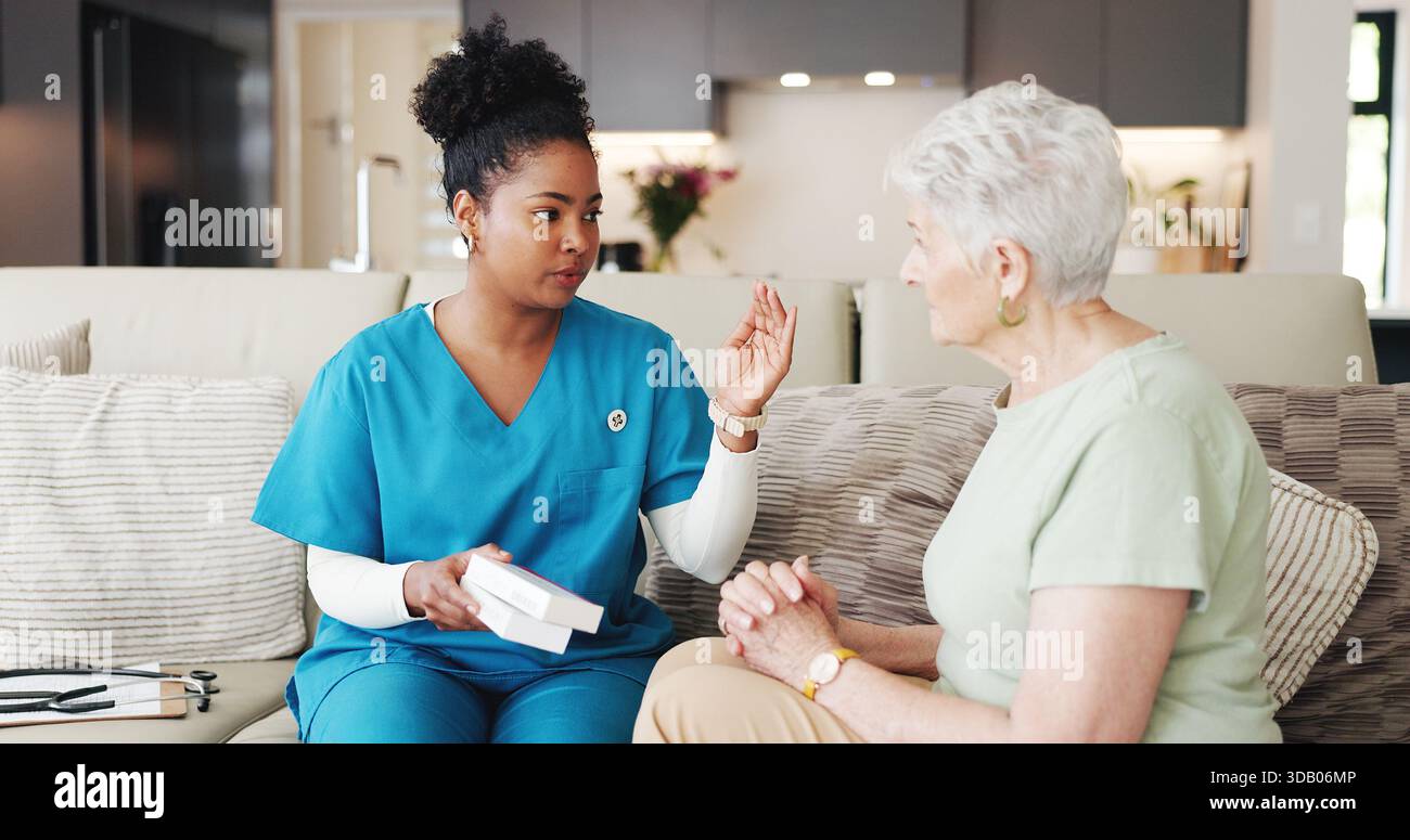 Betreuerin, erklären und Medizin mit Seniorin zur Verschreibung, Anleitung und Dosierung. Krankenschwester, Sprechen oder ältere Person mit Pillen Box für medizinische Stockfoto