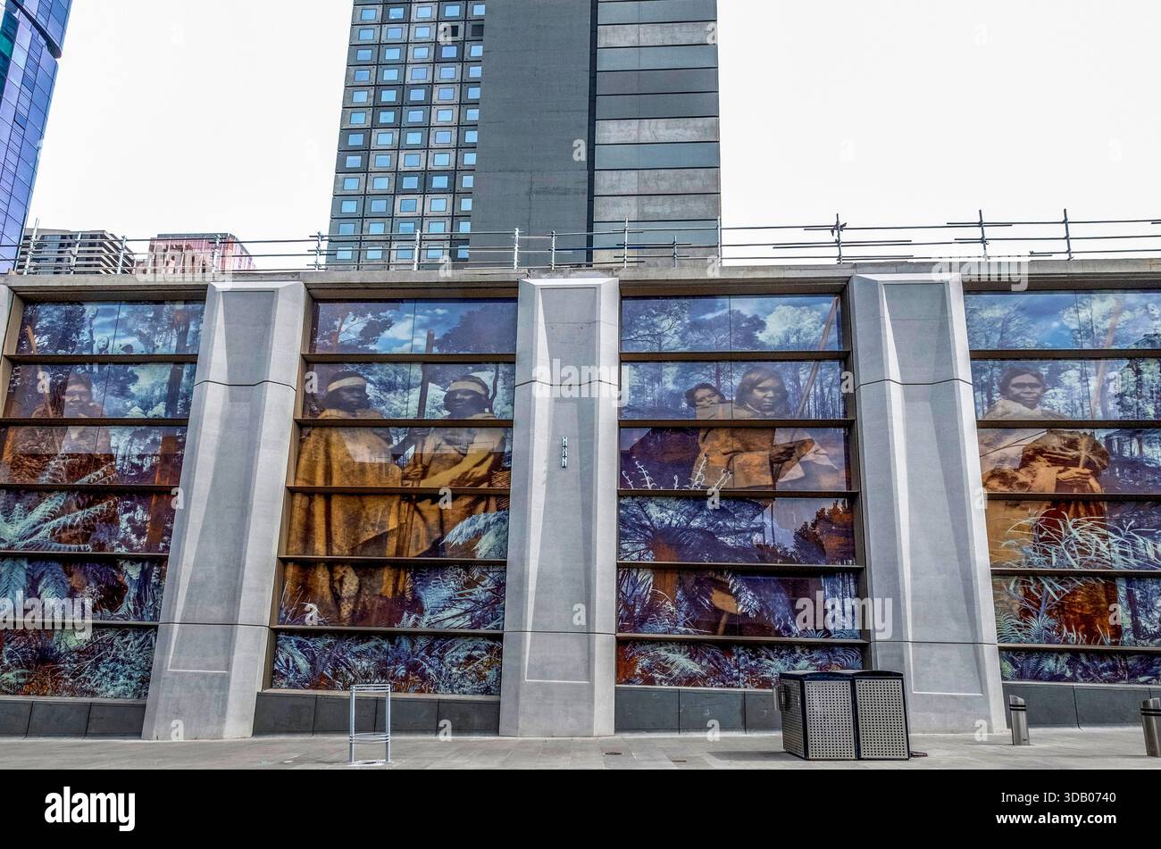Glasmalereien am Eingang der Staatsbibliothek am neuen U-Bahn-Service des Melbourne Metro Tunnels. Stockfoto
