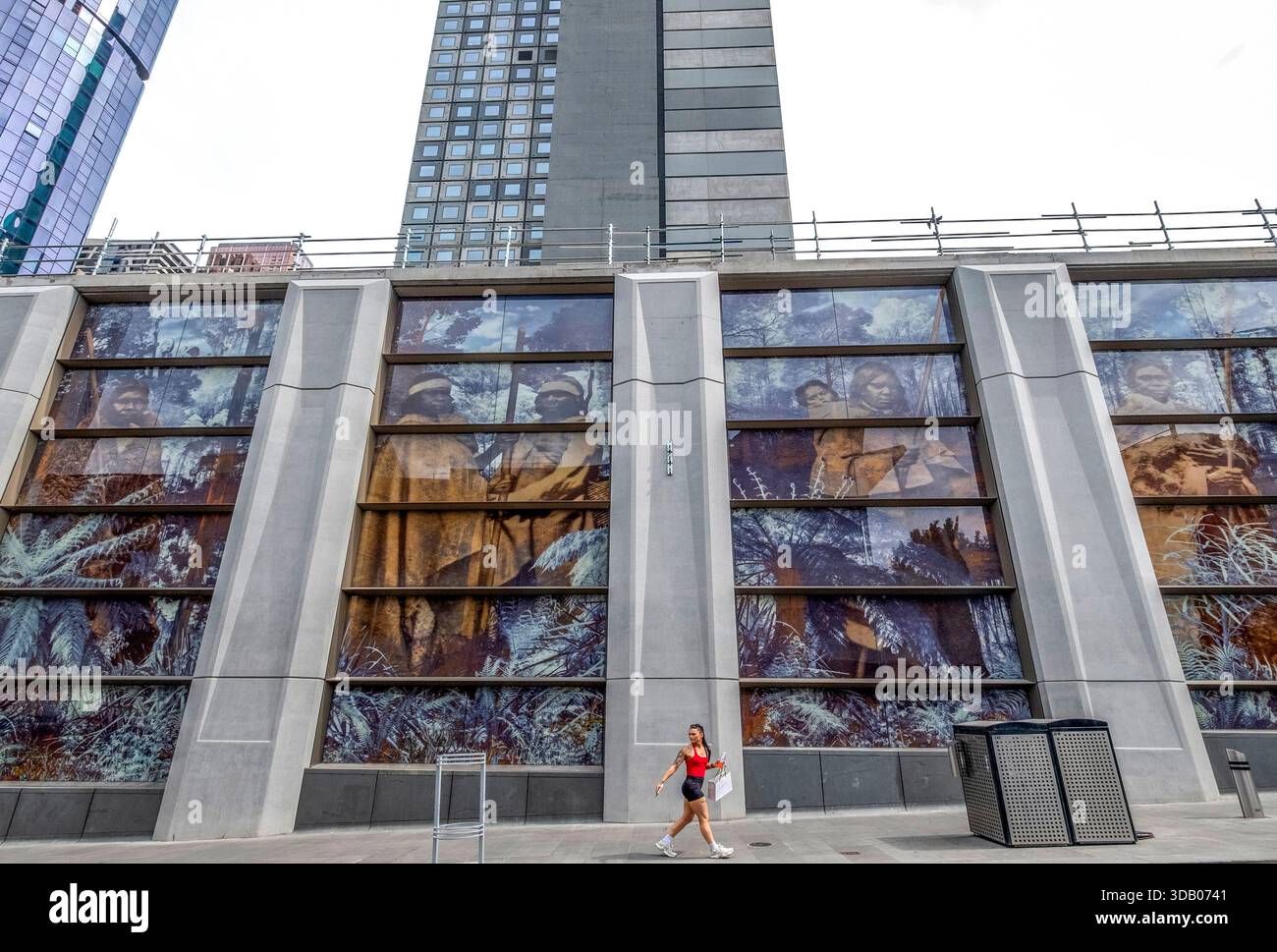 Glasmalereien am Eingang der Staatsbibliothek am neuen U-Bahn-Service des Melbourne Metro Tunnels. Stockfoto
