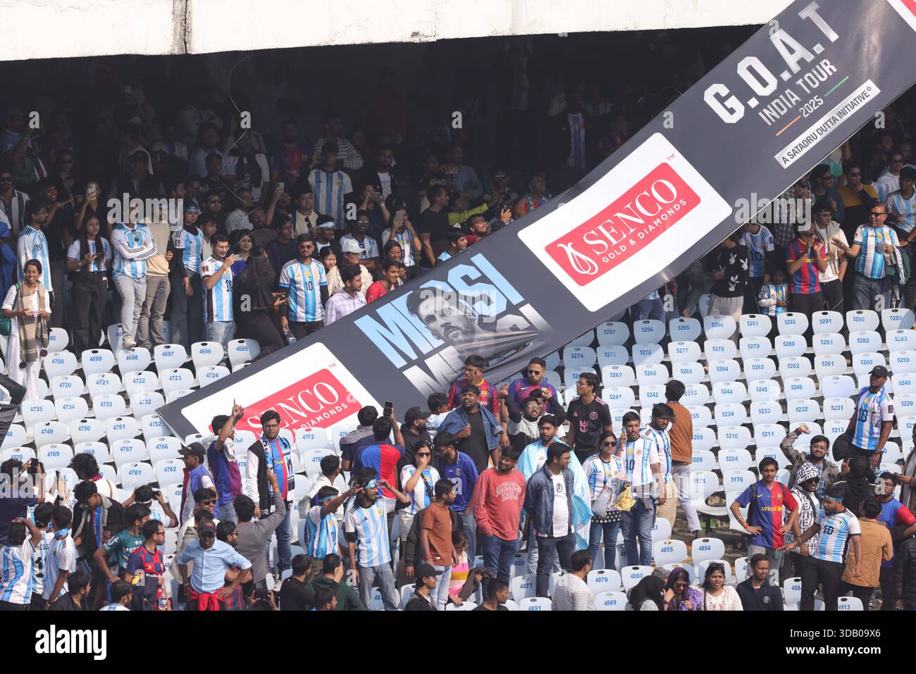 Zuschauer beschädigen das Stadion für Flugtickets, da die Show während der Lionel Messi G.O.A.T Tour 2025 in Kolkata City of Joy im Vivekananda Yuba Bharati Krirangan(VYBK) Stadium, Kolkata, Westbengalen, Indien 13. Dezember 2025 Foto: Shubhajit Roy Karmakar/Alamy Live News Stockfoto
