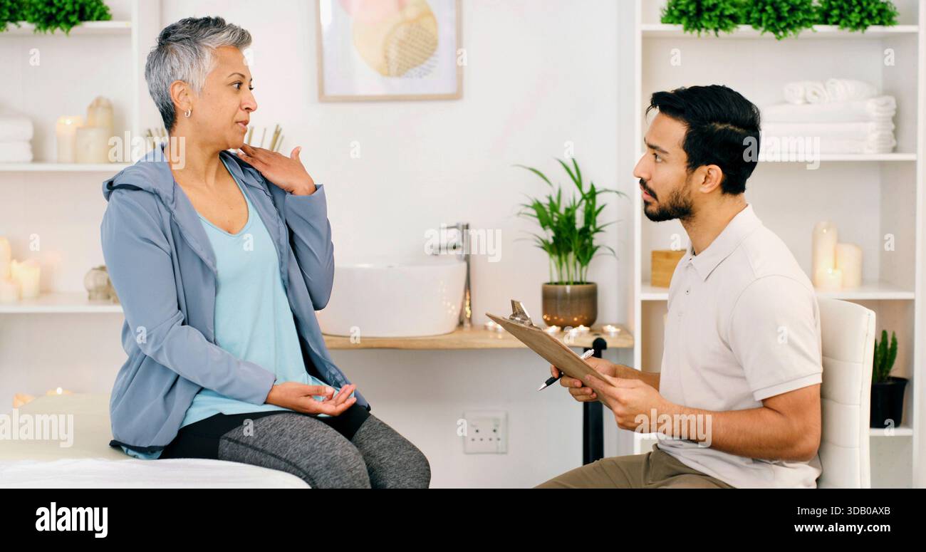Beratung, Chiropraktiker und reife Frau mit Verletzung an der Schulter, Wellness und Gesundheit. Rehabilitation, Physiotherapeut und Schmerzkranke Stockfoto
