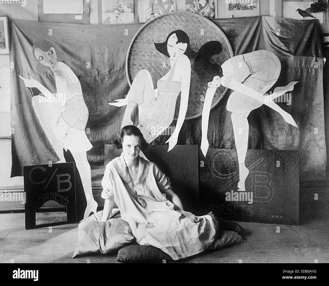 Jessie Tarbox Beals – das Bild zeigt Lin (echter Name Linda Miller, später Mrs. T. H. B. Robertson), eine Künstlerin und Eigentümerin, in ihrem Greenwich Village Shop, wahrscheinlich Linn's Shop oder The Treasure Box. Die Fotografie, die um 1916-1920 von der Pionierfotojournalistin Jessie Tarbox Beals aufgenommen wurde, fängt die Künstleratmosphäre der Epoche ein. Stockfoto