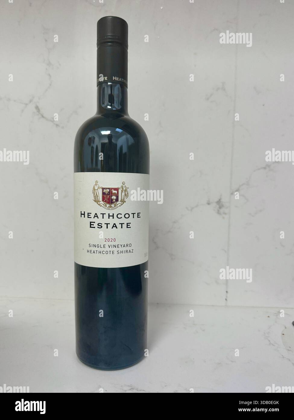 Flasche Rotwein viktorianisches Heathcote Estate Single Vineyard 2020 Shiraz - Smartphone-aufgenommenes Stockfoto