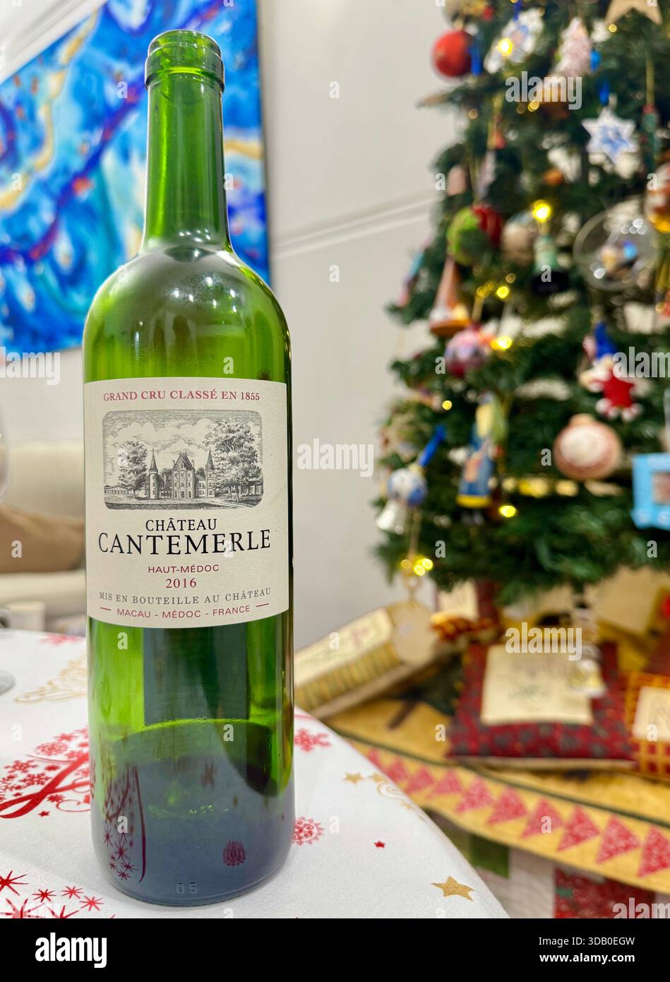 Flasche französischer Rotwein Haut-Medoc Grand Cru Chateau Cantemerle 2016 - Smartphone-aufgenommenes Stockfoto