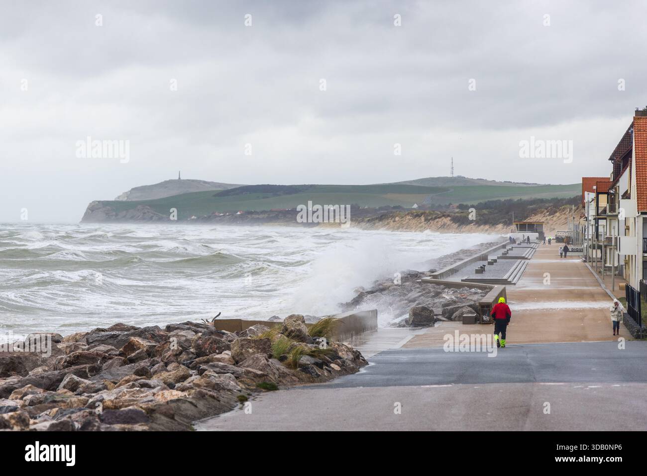 Wellen stürzten gegen den Seawall in Wissant während des Sturms Benjamin, Côte d’Opale, Frankreich Stockfoto
