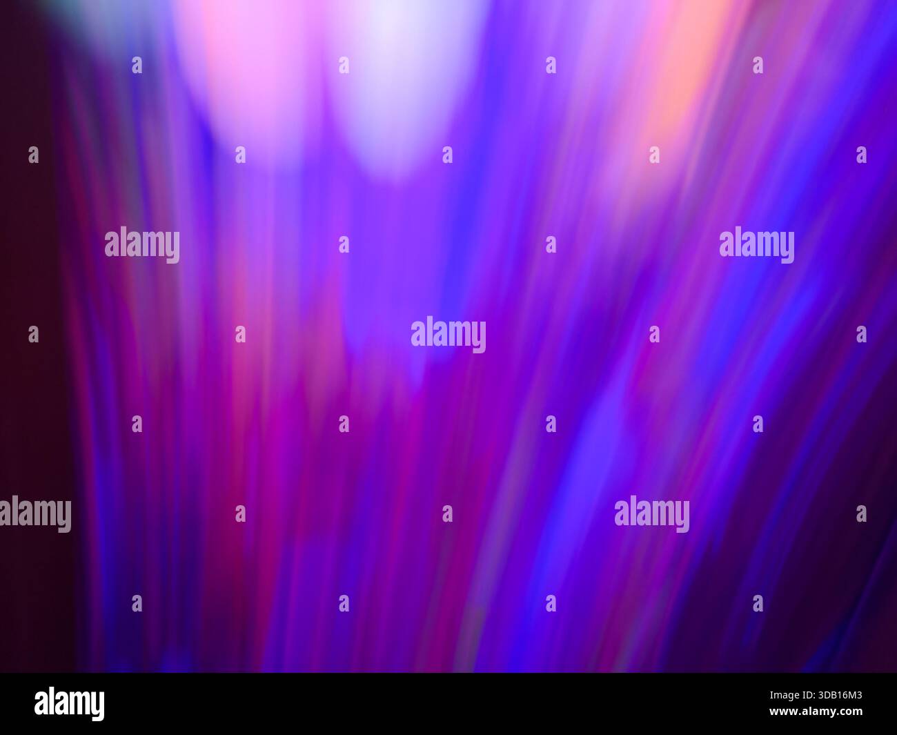 Leuchtende, farbenfrohe Neonlichtstreifen in Blau-Rosa- und Violett-Violett-Tönen erzeugen dynamische Bewegungen und ein verlaufendes Leuchten Stockfoto