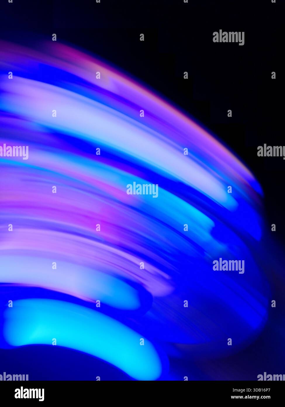 Neon Brain visualisiert Daten für intelligente Technologien, Deep Learning und digitale Intelligenz. Stellt Maschinenintelligenz, Datenfluss und a n dar Stockfoto