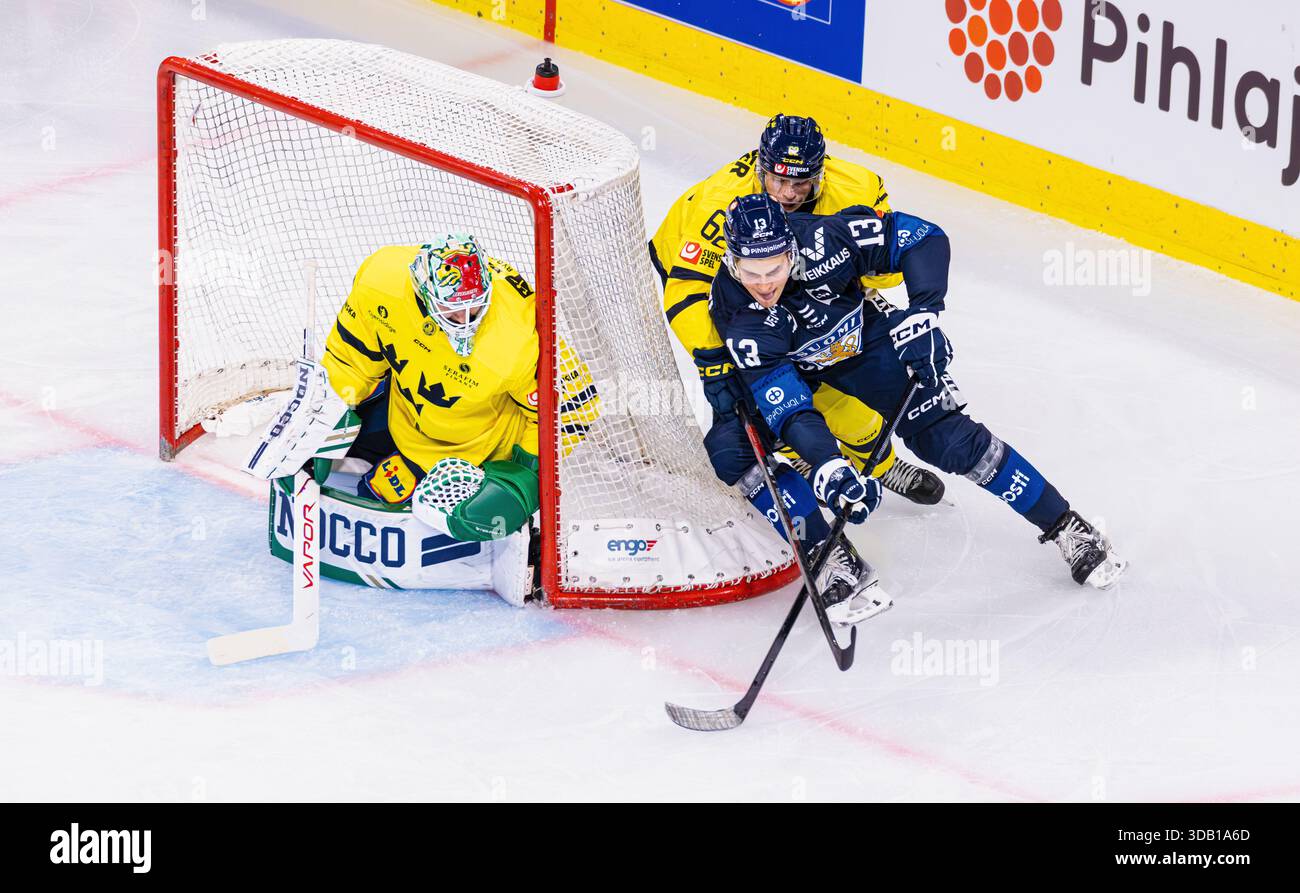 Zürich, Schweiz, 13. Dez 2025: #13 Jessee Puljuarvi (Finnland) bewegt sich auf das Tor von Torhüter #75 Arvid Holm (Schweden) zu. #62 Isac Heens (Schweden) versucht, ihn zu stören. (Foto: Andreas Haas/dieBildmanufaktur) Credit: DieBildmanufaktur/Alamy Live News Stockfoto