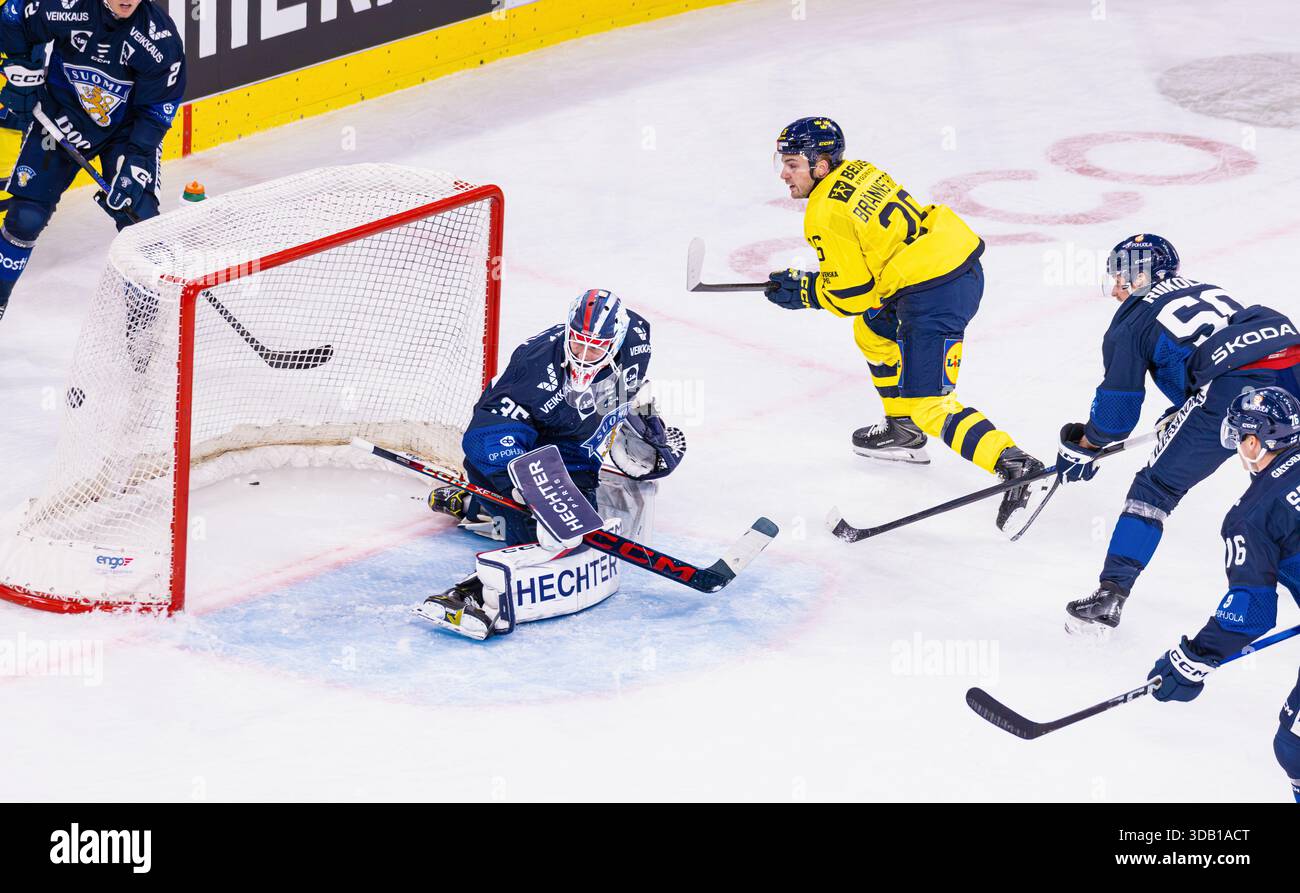 Zürich, Schweiz, 13. Dez 2025:16. Minute #16 Erik Brannstrom (Schweden) erzielt den Equalizer mit 1:1. Torhüter #35 Waltteri Ignatjew (Finnland) besiegt. (Foto: Andreas Haas/dieBildmanufaktur) Credit: DieBildmanufaktur/Alamy Live News Stockfoto