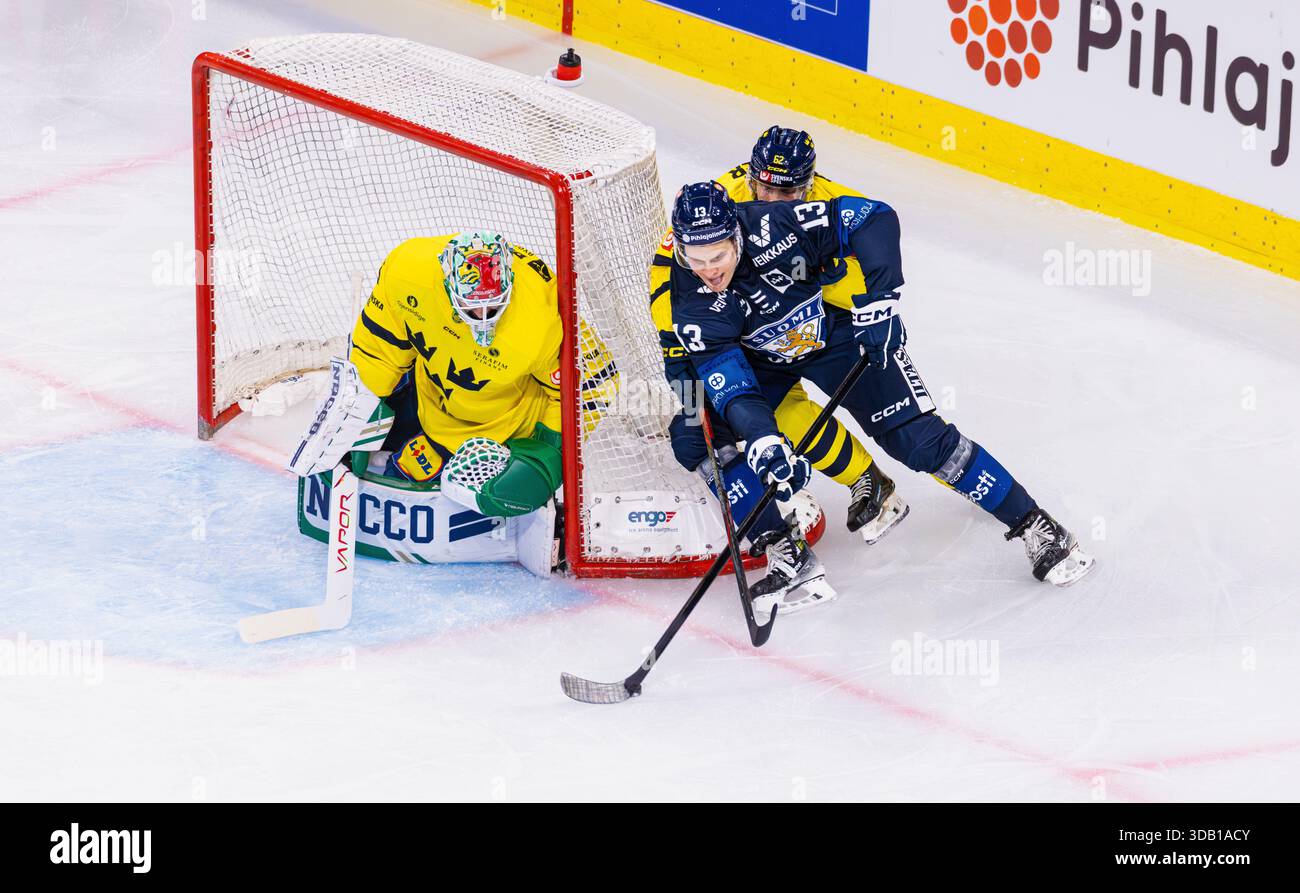Zürich, Schweiz, 13. Dez 2025: #13 Jessee Puljuarvi (Finnland) bewegt sich auf das Tor von Torhüter #75 Arvid Holm (Schweden) zu. #62 Isac Heens (Schweden) versucht, ihn zu stören. (Foto: Andreas Haas/dieBildmanufaktur) Credit: DieBildmanufaktur/Alamy Live News Stockfoto