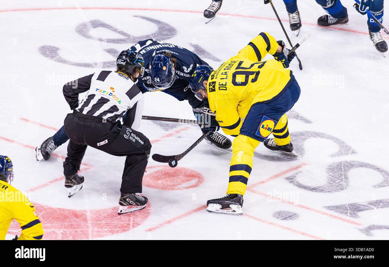 Zürich, 13. Dez 2025: Linesman Eric Cattaneo wirft den Puck für das Spiel zwischen #24 Hannes Bjorninen (Finnland) und #95 Jacob de la Rose (Schweden). (Foto: Andreas Haas/dieBildmanufaktur) Credit: DieBildmanufaktur/Alamy Live News Stockfoto