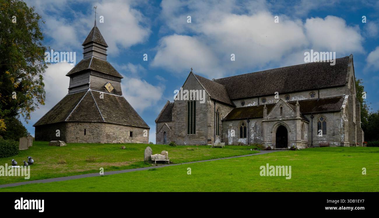 St Mary's Church in Pembridge, Herefordshire, England, Großbritannien - ein denkmalgeschütztes Gebäude, das für seinen einzigartigen freistehenden Glockenturm bekannt ist. Stockfoto