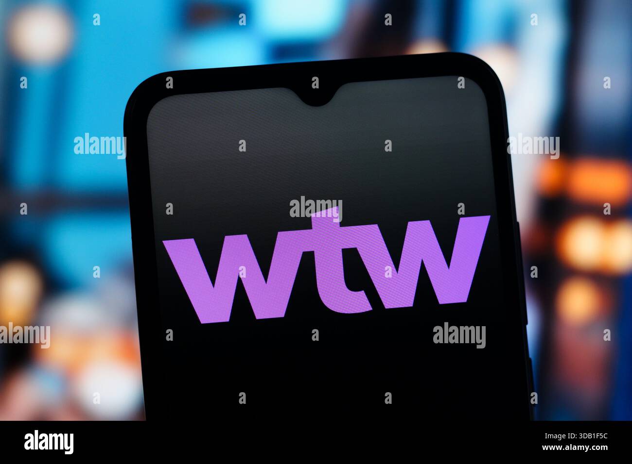 In dieser Fotoabbildung wird das WTW-Logo (Willis Towers Watson) auf einem Smartphone-Bildschirm angezeigt. Stockfoto