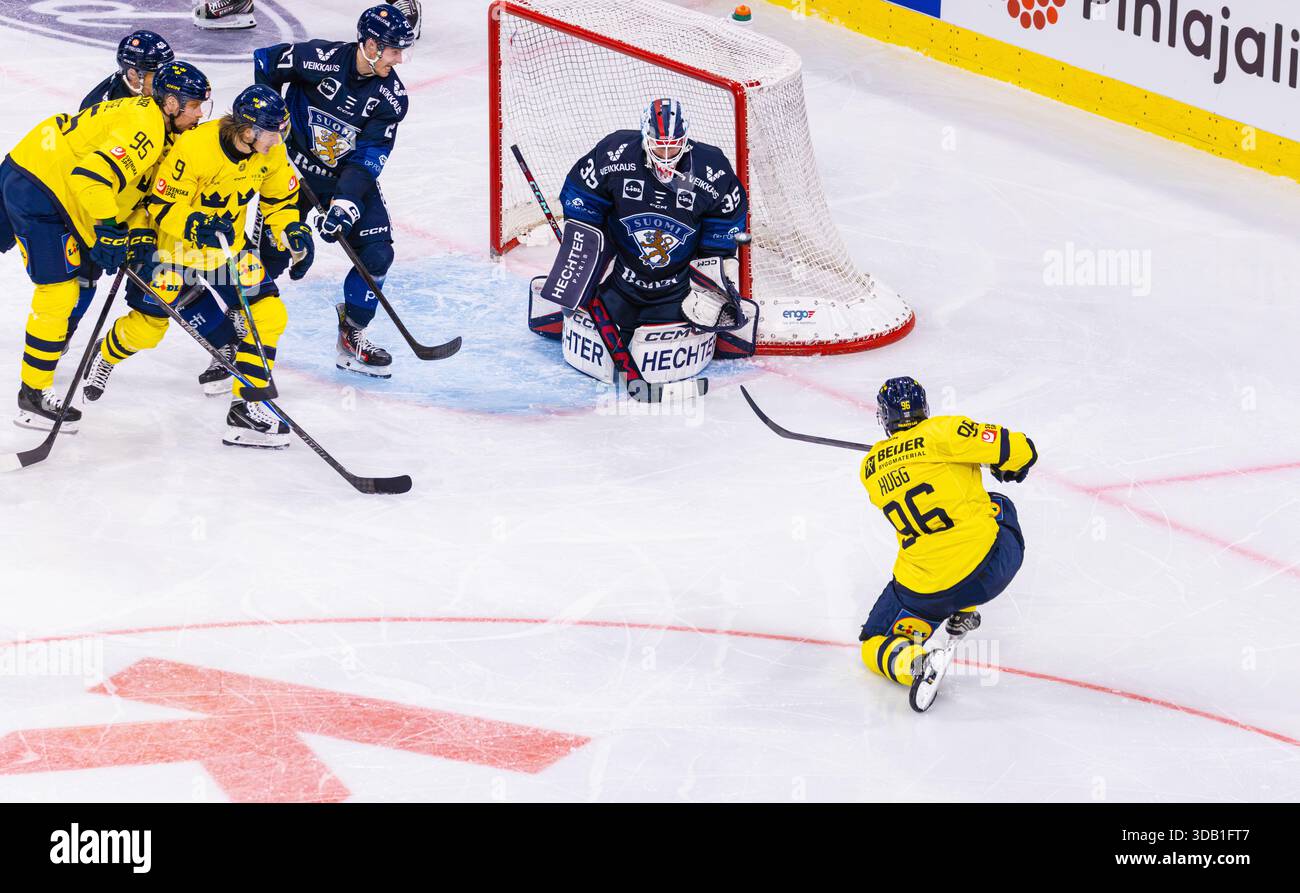 Zürich, Schweiz, 13. Dezember 2025: #96 Rickard Hugg (Schweden) schießt den Puck auf Torwart #35 Waltteri Ignatjew (Finnland). (Foto: Andreas Haas/dieBildmanufaktur) Credit: DieBildmanufaktur/Alamy Live News Stockfoto